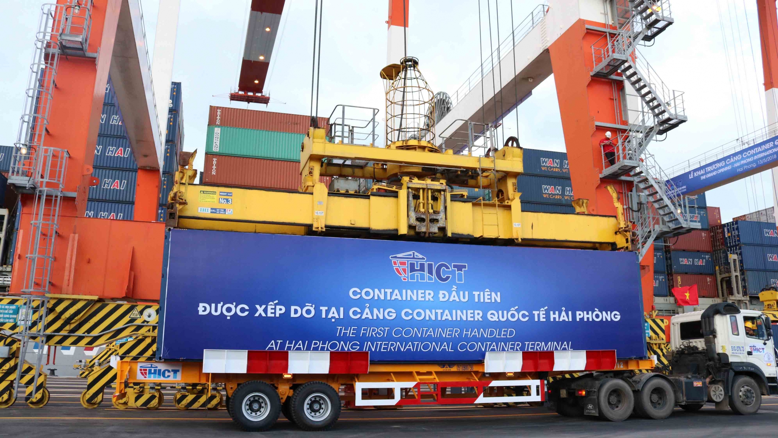 Container đầu tiên hạ cảng lạch huyện